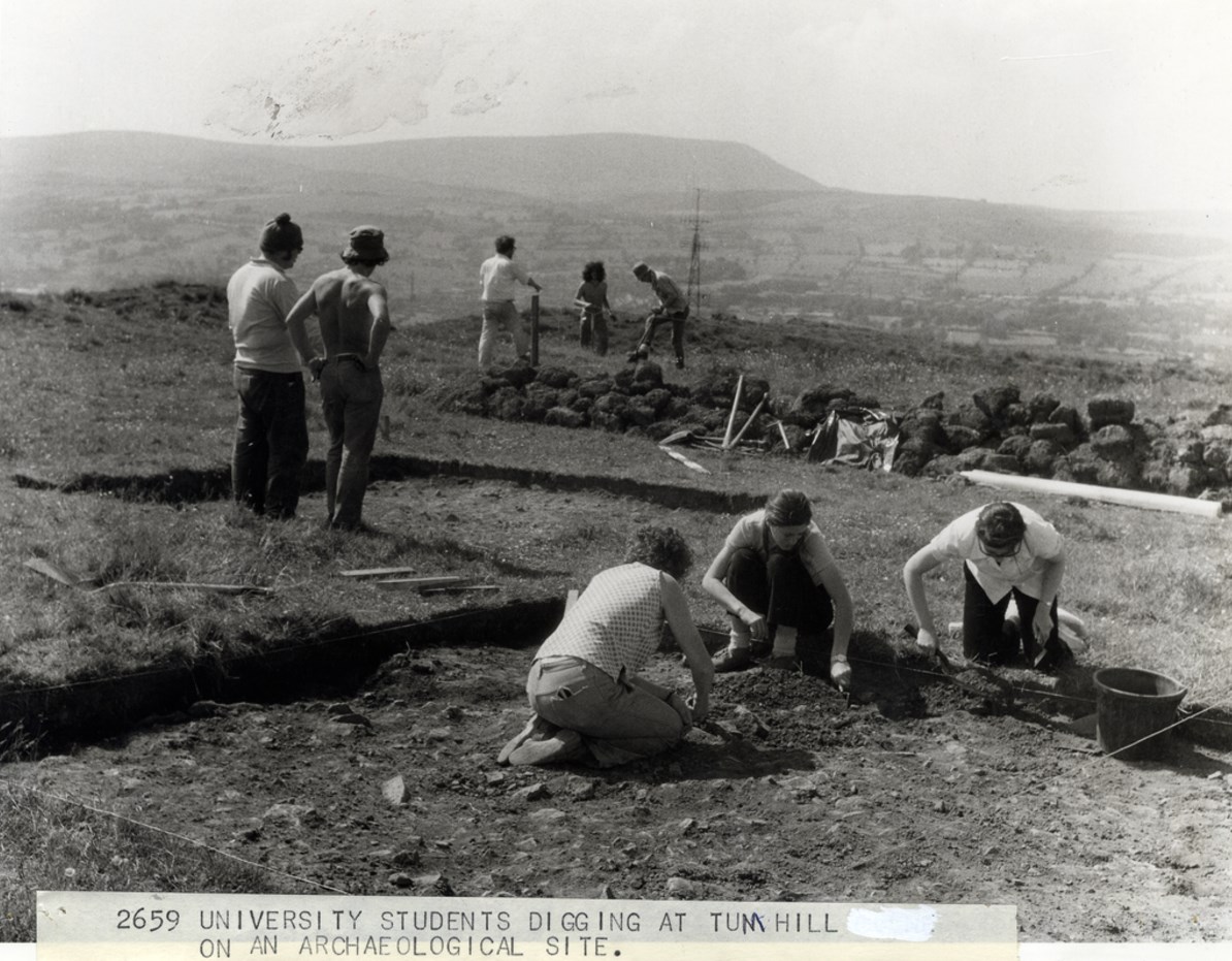 Black and white photograph of Manchester University students undertaking an archaeology dig on Gib Hill